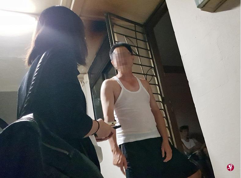 电眼画面捕捉男子到处搜集垃圾,扔在邻居门外。 (徐颖荃摄) 电眼画面捕捉男子到处搜集垃圾,扔在邻居门外。 (徐颖荃摄)