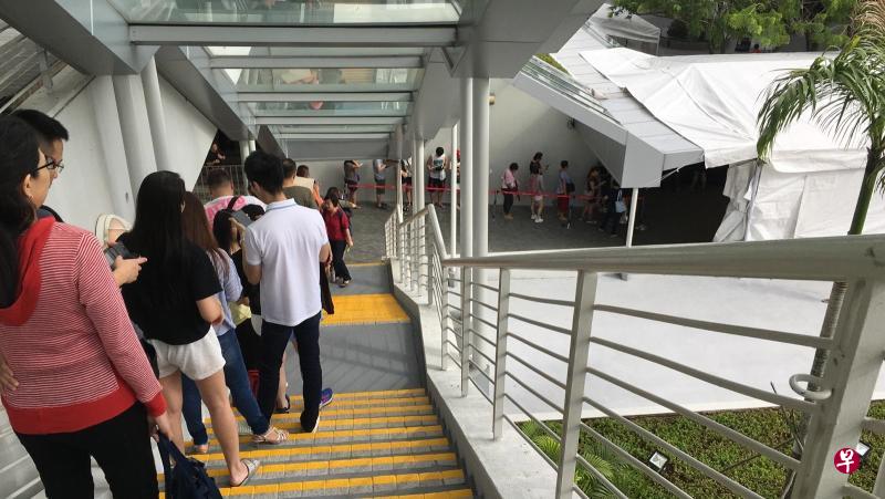 长长人龙耐心等候售票处开门。(林明文摄) 长长人龙耐心等候售票处开门。(林明文摄)