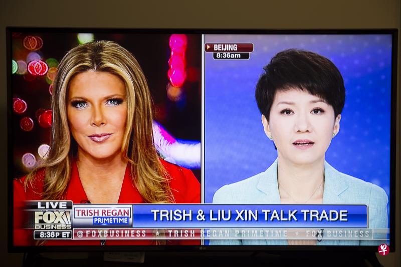中国国际电视台(CGTN)女主播刘欣于5月30日早间(美东时间5月29日晚间)应约与FOX商业频道女主播翠西•里根进行公开辩论。(中新社) 中国国际电视台(CGTN)女主播刘欣于5月30日早间(美东时间5月29日晚间)应约与FOX商业频道女主播翠西•里根进行公开辩论。(中新社)