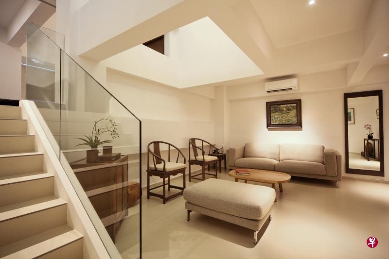 门厅的古董家具和时髦沙发相映成趣。 门厅的古董家具和时髦沙发相映成趣。