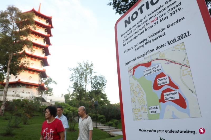 裕华园及星和园昨晚正式关闭,开始为期两年的装修工作,习惯到裕华园晨运的公众说他们日后须绕远路才能到附近的湖畔花园。(邝启聪摄) 裕华园及星和园昨晚正式关闭,开始为期两年的装修工作,习惯到裕华园晨运的公众说他们日后须绕远路才能到附近的湖畔花园。(邝启聪摄)