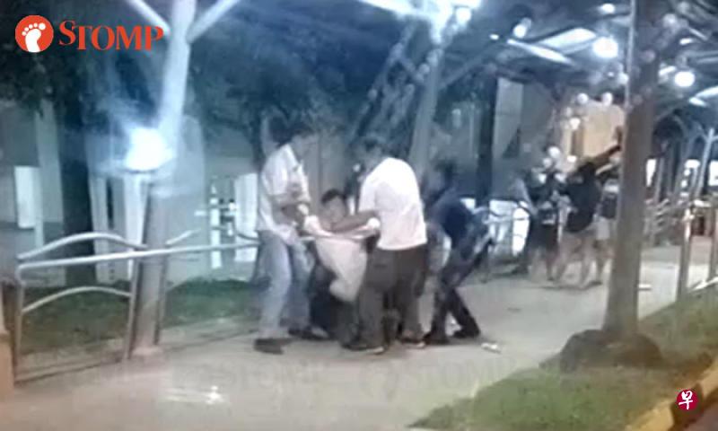 两名19岁男子因涉嫌加入私会党而被逮捕,其中一人被捕时不断挣扎。(Stomp) 两名19岁男子因涉嫌加入私会党而被逮捕,其中一人被捕时不断挣扎。(Stomp)