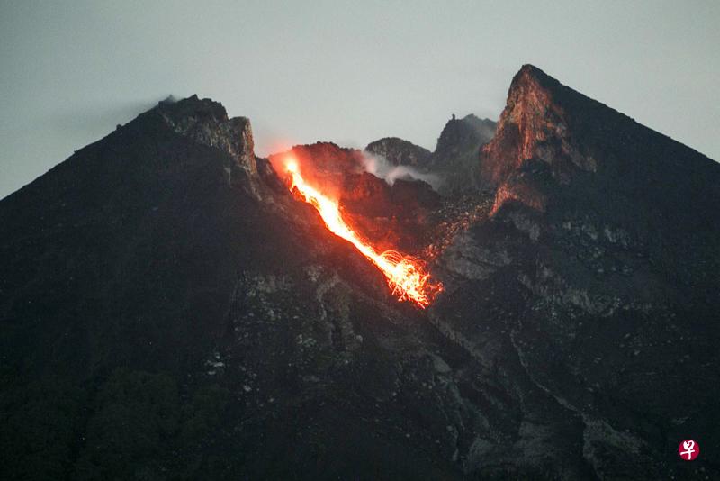 默拉皮火山今年1月较迟时候就开始喷发熔岩。(互联网) 默拉皮火山今年1月较迟时候就开始喷发熔岩。(互联网)