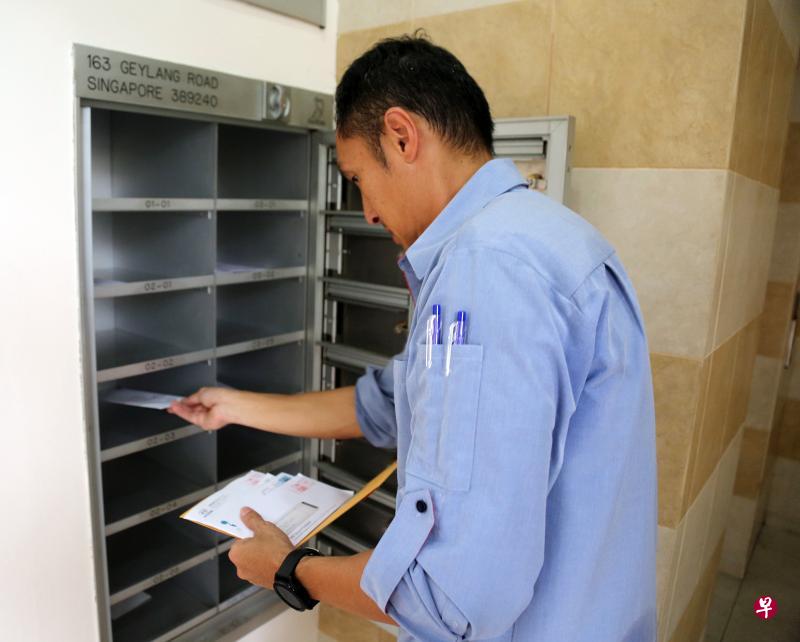 新邮政的邮政兼新加坡业务行政总裁冯行伟在刚上任的两个月期间曾尝试担任邮差,这个经历有助他与新邮政接下来推行多项新措施来改善现有的工作流程。(新邮政提供) 新邮政的邮政兼新加坡业务行政总裁冯行伟在刚上任的两个月期间曾尝试担任邮差,这个经历有助他与新邮政接下来推行多项新措施来改善现有的工作流程。(新邮政提供)