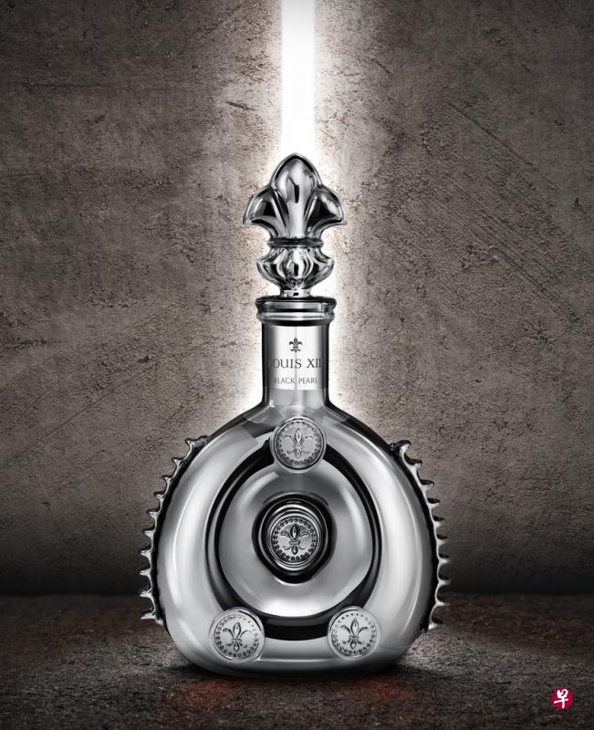 用顶级水晶打造的路易十三“黑珍限量典藏”。 用顶级水晶打造的路易十三“黑珍限量典藏”。