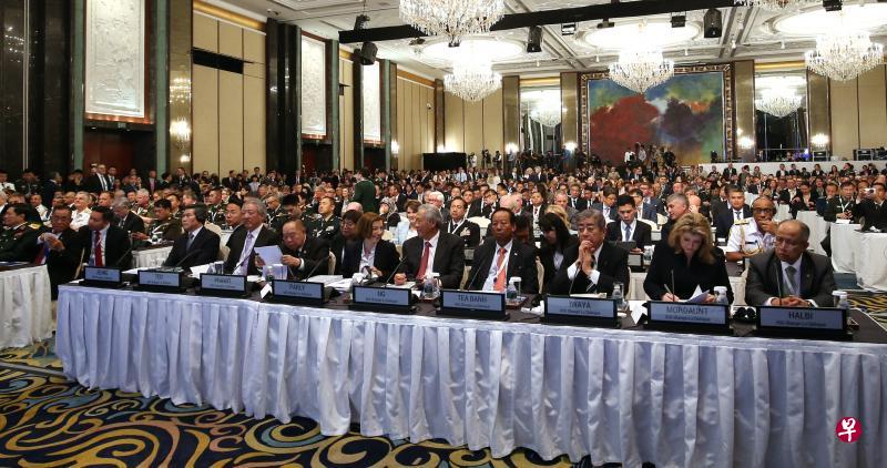 香格里拉对话会首场全会向来由美国国防部长发表演讲,这次也不例外,昨天的宴会厅坐满到现场来听美国代国防部长沙纳汉演说的各国防务代表。我国国务资政兼国家安全统筹部长张志贤(左三)和国防部长黄永宏医生(左六)都出席了全会。(叶振忠摄) 香格里拉对话会首场全会向来由美国国防部长发表演讲,这次也不例外,昨天的宴会厅坐满到现场来听美国代国防部长沙纳汉演说的各国防务代表。我国国务资政兼国家安全统筹部长张志贤(左三)和国防部长黄永宏医生(左六)都出席了全会。(叶振忠摄)