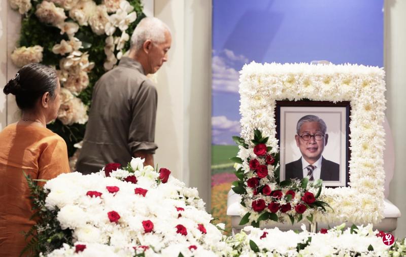 张奕民生前在公共服务表现卓越,转到私人企业界发展后,曾任新加坡报业控股集团总裁。图为亲友到灵堂向他致悼。(海峡时报) 张奕民生前在公共服务表现卓越,转到私人企业界发展后,曾任新加坡报业控股集团总裁。图为亲友到灵堂向他致悼。(海峡时报)