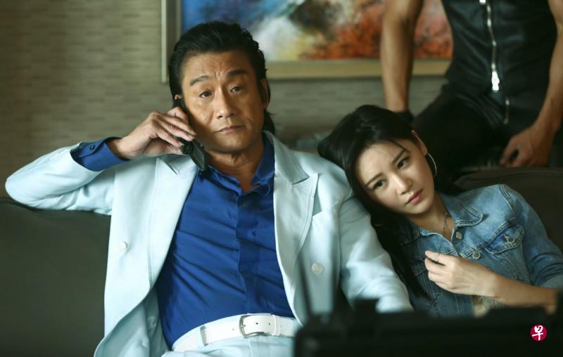 梁家辉在新片《追龙II:贼王》中与年龄彷如他女儿的90后女星邱意浓有感情戏,他直言:很尴尬!(邵氏机构) 梁家辉在新片《追龙II:贼王》中与年龄彷如他女儿的90后女星邱意浓有感情戏,他直言:很尴尬!(邵氏机构)