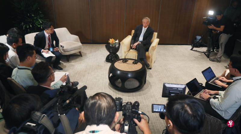 本届香格里拉对话6月2日圆满落幕,国防部长黄永宏医生(面向镜头者)接受国内外媒体访问并为本届会议作总结。(梁伟康摄) 本届香格里拉对话6月2日圆满落幕,国防部长黄永宏医生(面向镜头者)接受国内外媒体访问并为本届会议作总结。(梁伟康摄)