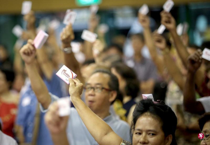 500名义顺居民率先领取立国一代福利包后,一起自豪地举起立国一代卡。(叶振忠摄) 500名义顺居民率先领取立国一代福利包后,一起自豪地举起立国一代卡。(叶振忠摄)