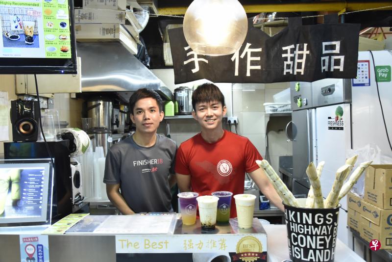 “有点糖”的两个老板蔡文国(左)和梁民威今年2月带着家传手艺,到麦士威 熟食中心开店。 “有点糖”的两个老板蔡文国(左)和梁民威今年2月带着家传手艺,到麦士威 熟食中心开店。