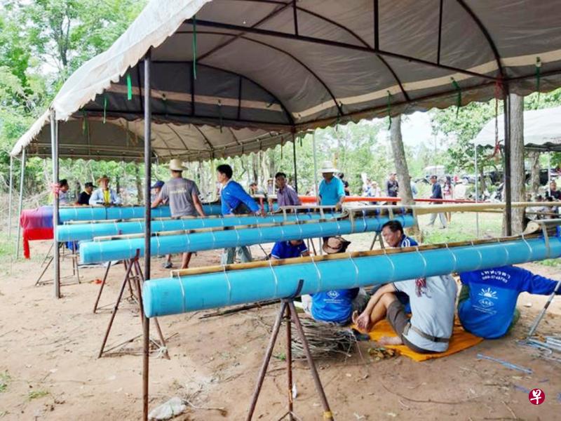 每逢火箭节,泰国民众会以村子为单位,自制火箭进行火箭发射比赛,以此来祈求降雨。(世界日报) 每逢火箭节,泰国民众会以村子为单位,自制火箭进行火箭发射比赛,以此来祈求降雨。(世界日报)