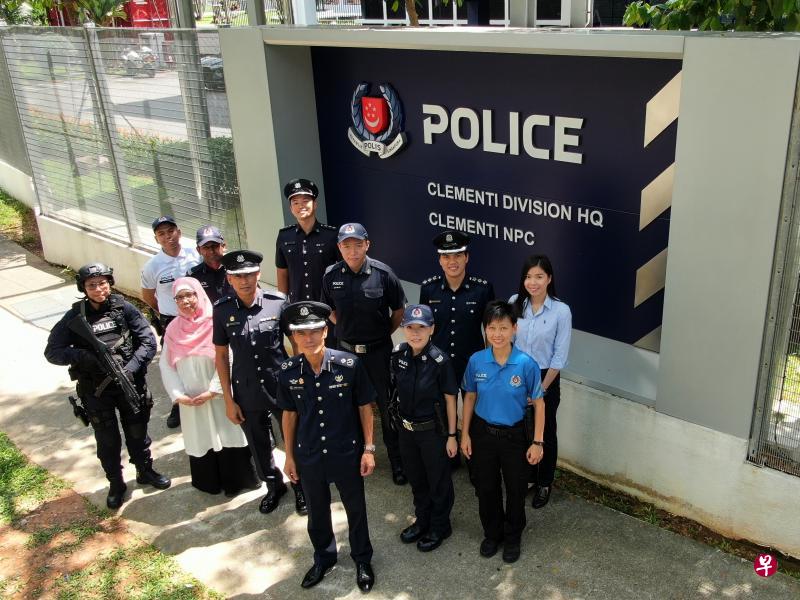 金文泰警署荣获年度最佳警署,署长佩雷拉助理警察总监(前排)归功于警署全体职员,包括正规警员、非制服人员、国民服役警员、全职国民服役警员,以及志愿特警团的努力和奉献精神。(警方提供) 金文泰警署荣获年度最佳警署,署长佩雷拉助理警察总监(前排)归功于警署全体职员,包括正规警员、非制服人员、国民服役警员、全职国民服役警员,以及志愿特警团的努力和奉献精神。(警方提供)