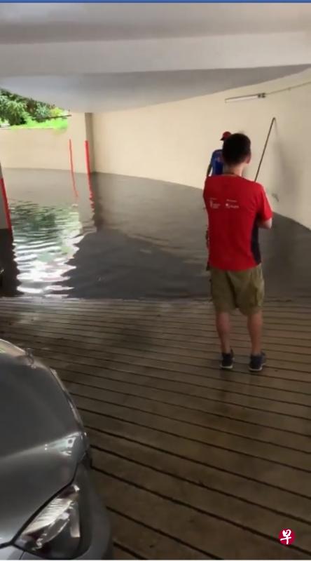 牛车水大厦巴刹和熟食中心的停车场出口前方突然积水,导致车辆一度受困停车场内。(取自面簿) 牛车水大厦巴刹和熟食中心的停车场出口前方突然积水,导致车辆一度受困停车场内。(取自面簿)