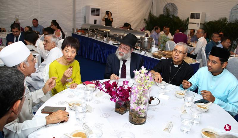 图中左起为回教导师哈比哈山(Habib Hassan)、傅海燕、犹太教长老拉比莫迪凯·阿贝热尔(Rabbi Mordechai Abergel)、天主教新加坡教区总主教吴诚才,以及官委议员伊萨德。(王彦燕摄) 图中左起为回教导师哈比哈山(Habib Hassan)、傅海燕、犹太教长老拉比莫迪凯·阿贝热尔(Rabbi Mordechai Abergel)、天主教新加坡教区总主教吴诚才,以及官委议员伊萨德。(王彦燕摄)