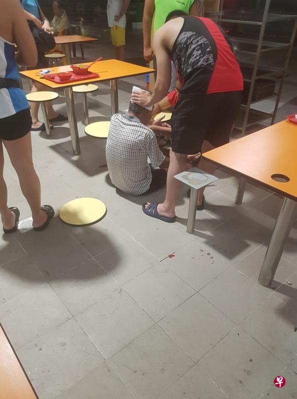 这名70岁老汉坐下时,椅子突然松脱,他因此跌倒撞破头。(取自面簿) 这名70岁老汉坐下时,椅子突然松脱,他因此跌倒撞破头。(取自面簿)