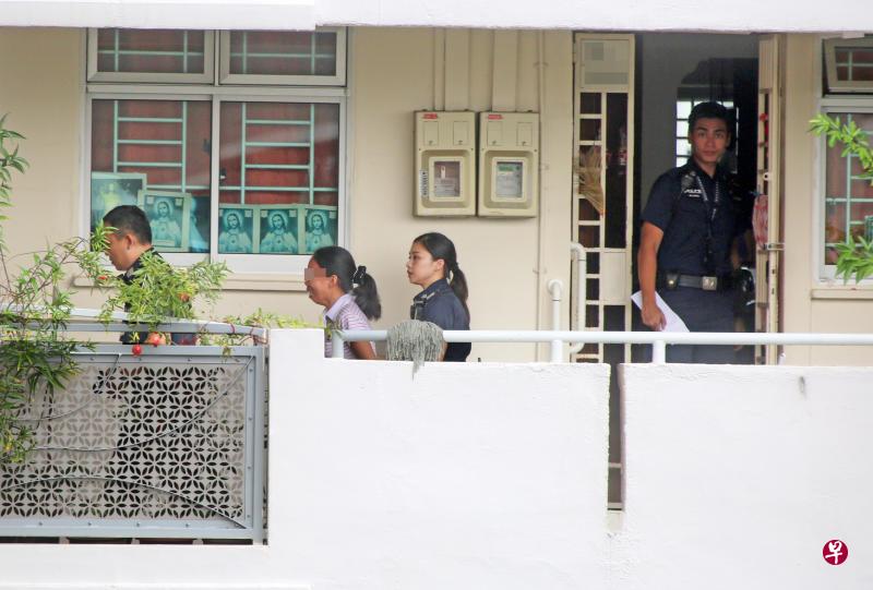 老雇主称女佣持15公分菜刀恐吓她。 警方手持盾牌戒备。(曾宪隆 摄影) 老雇主称女佣持15公分菜刀恐吓她。 警方手持盾牌戒备。(曾宪隆 摄影)
