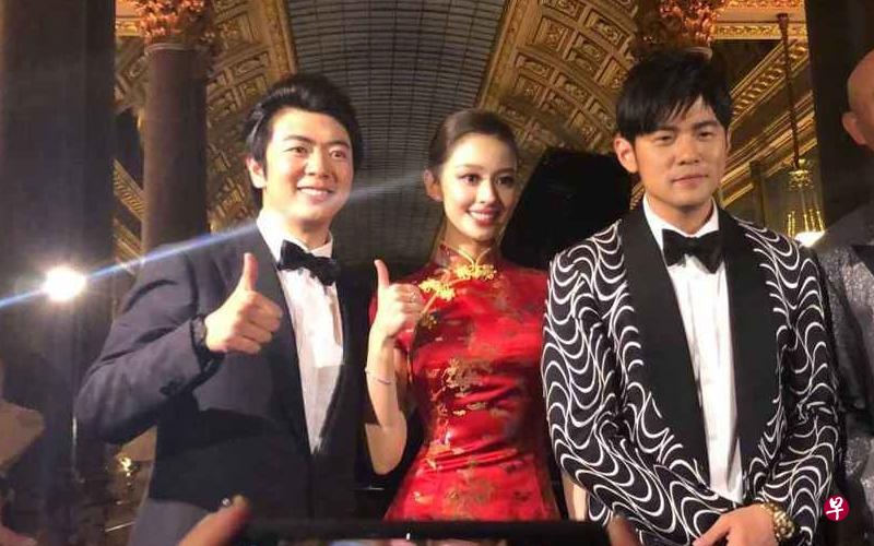 周杰伦(右)和新郎、新娘合照。(互联网) 周杰伦(右)和新郎、新娘合照。(互联网)