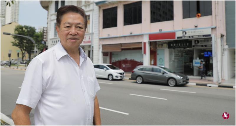 郑海船受访时说,他一辈子都在劳明达街打拼,有着深厚情感,对能保住老店铺感欣慰。 郑海船受访时说,他一辈子都在劳明达街打拼,有着深厚情感,对能保住老店铺感欣慰。