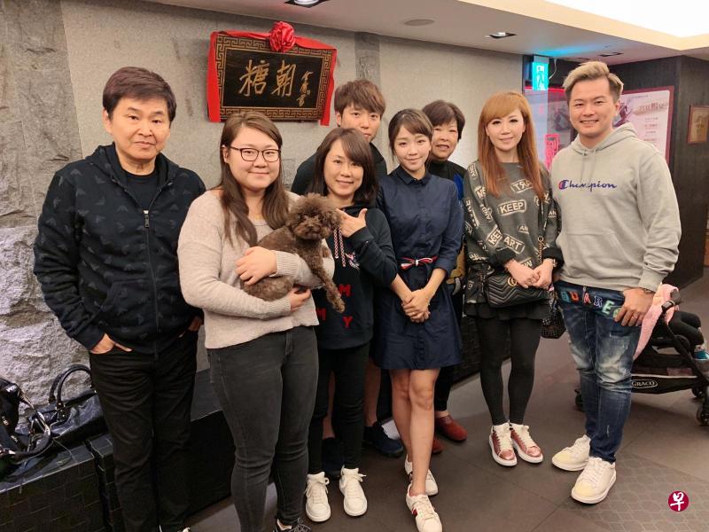 陈志伟(右)与太太袁瑾(右二)今年1月飞到台北,与贺一航(左一)等相见欢。(图片:受访者提供) 陈志伟(右)与太太袁瑾(右二)今年1月飞到台北,与贺一航(左一)等相见欢。(图片:受访者提供)