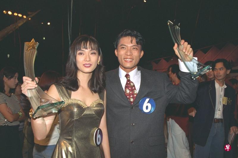 1995年“才华横溢出新秀”的男女冠军沈倾掞和郑秀珍。(图片:档案照) 1995年“才华横溢出新秀”的男女冠军沈倾掞和郑秀珍。(图片:档案照)