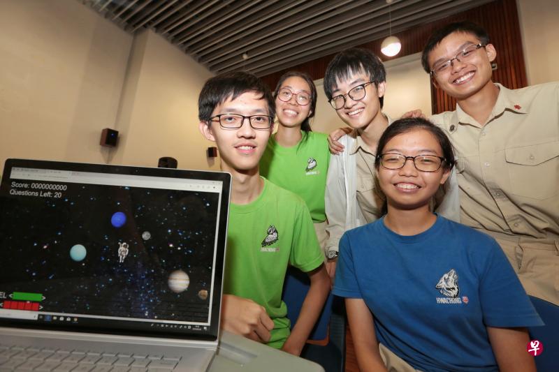 华中天文学会会员设计天文游戏软件,要让学生以轻松方式了解天文学知识。左起顺时针为周怡波、马君仪、杨雨辰、林瀚周和林嘉琪。(徐颖荃摄) 华中天文学会会员设计天文游戏软件,要让学生以轻松方式了解天文学知识。左起顺时针为周怡波、马君仪、杨雨辰、林瀚周和林嘉琪。(徐颖荃摄)