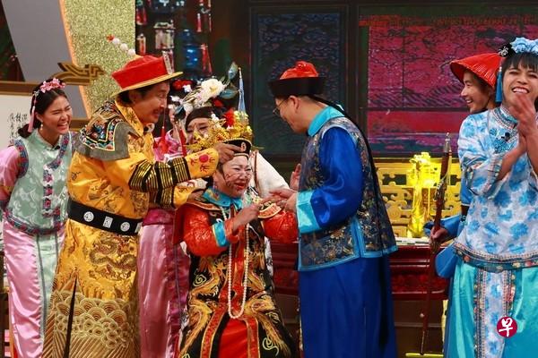 贺一航（左二）5月9日与白冰冰等人开心录像。（互联网）