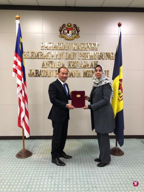 马来西亚政府首席秘书依士迈(左)颁发委任状给新任反贪会主席拉蒂法。(星洲日报) 马来西亚政府首席秘书依士迈(左)颁发委任状给新任反贪会主席拉蒂法。(星洲日报)