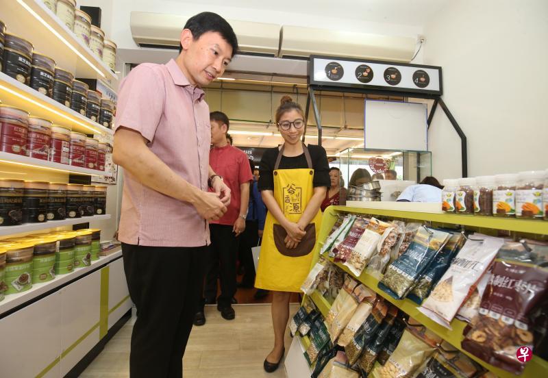 贸工部兼教育部高级政务部长徐芳达昨天走访宏茂桥市镇中心，参观何红英经营的五谷杂粮商店。（邬福梁摄）
