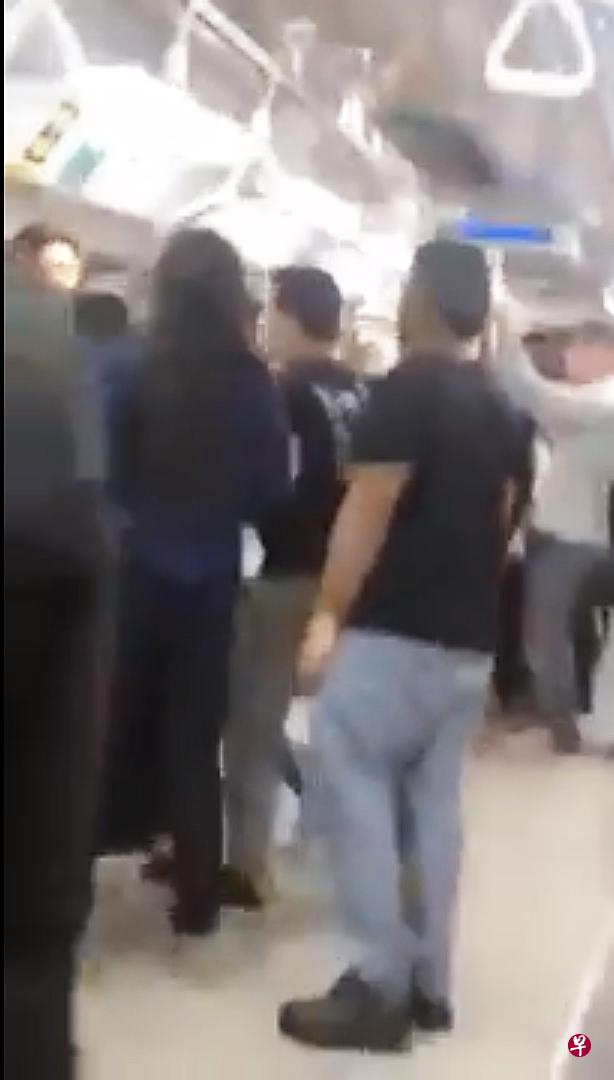 公众试图将长发女郎赶下车。 (取自面簿) 公众试图将长发女郎赶下车。 (取自面簿)