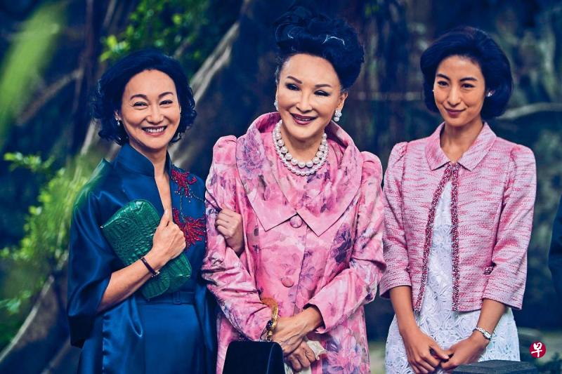 陈莎莉(中)两年前接演台湾电影《血观音》,饰演心机极重的院长夫人,跟惠英红(左)有不少对手戏。(互联网) 陈莎莉(中)两年前接演台湾电影《血观音》,饰演心机极重的院长夫人,跟惠英红(左)有不少对手戏。(互联网)