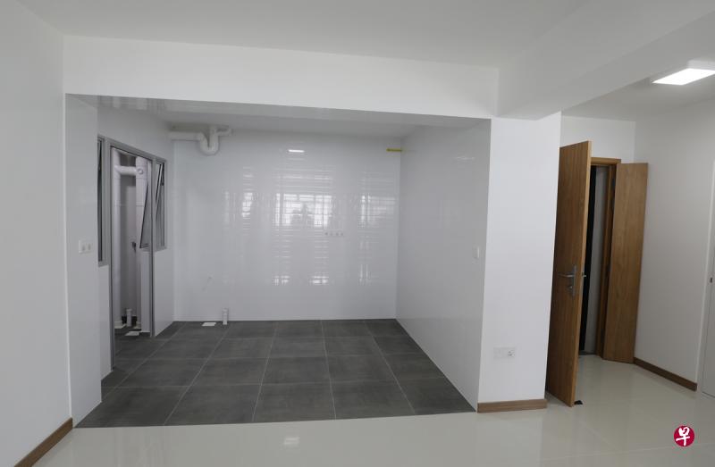 今后兴建的预购组屋,将安装材质更好的大门、地砖和浴室配件等,设计也更时尚摩登。(林国明摄) 今后兴建的预购组屋,将安装材质更好的大门、地砖和浴室配件等,设计也更时尚摩登。(林国明摄)