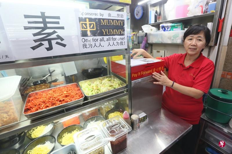 素食摊“无极斋”前天开始“小贩大爱”计划,餐费多寡由顾客自定。(洪璐华摄) 素食摊“无极斋”前天开始“小贩大爱”计划,餐费多寡由顾客自定。(洪璐华摄)
