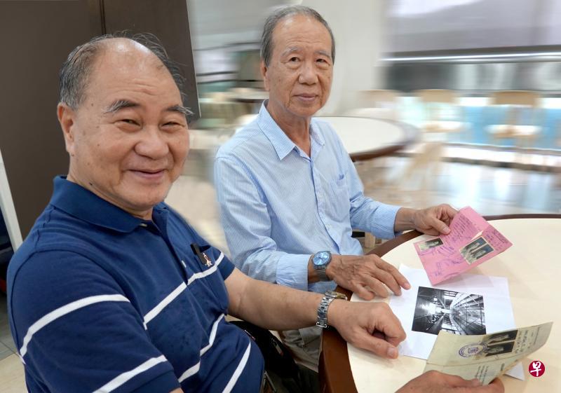 蒋援朝(左)与蒋哥哥黎金看着“大字”,回忆60年前从中国南来受禁在棋樟山往事。(白溪君摄) 蒋援朝(左)与蒋哥哥黎金看着“大字”,回忆60年前从中国南来受禁在棋樟山往事。(白溪君摄)