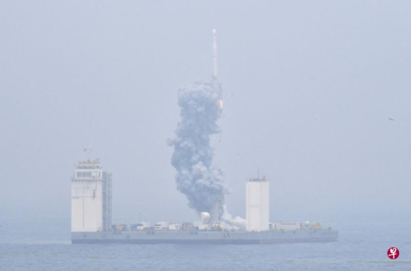 中国昨天中午采用长征十一号运载火箭,以民用船舶为发射平台,将七颗卫星顺利送入预定轨道。(新华社) 中国昨天中午采用长征十一号运载火箭,以民用船舶为发射平台,将七颗卫星顺利送入预定轨道。(新华社)