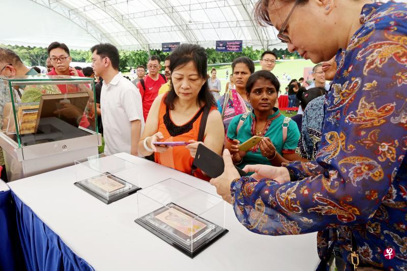 纪念钞昨日在总统府开斋节开放日上首次亮相,吸引不少公众观看拍照。(庄耿闻摄) 纪念钞昨日在总统府开斋节开放日上首次亮相,吸引不少公众观看拍照。(庄耿闻摄)