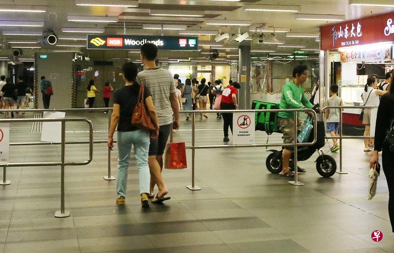 兀兰地铁站增设栏杆及告示牌,不少骑士依然故我。(刘启成摄) 兀兰地铁站增设栏杆及告示牌,不少骑士依然故我。(刘启成摄)