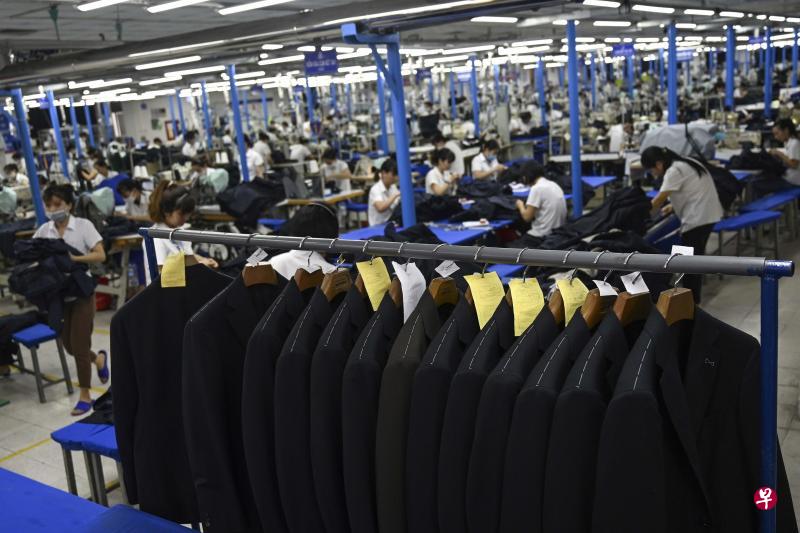 越南劳动成本低廉,如今厂商为避开中美关税战而纷纷转入,越南的制造业一片蓬勃。图为河内一家制衣厂里的西装大衣生产部。(法新社) 越南劳动成本低廉,如今厂商为避开中美关税战而纷纷转入,越南的制造业一片蓬勃。图为河内一家制衣厂里的西装大衣生产部。(法新社)