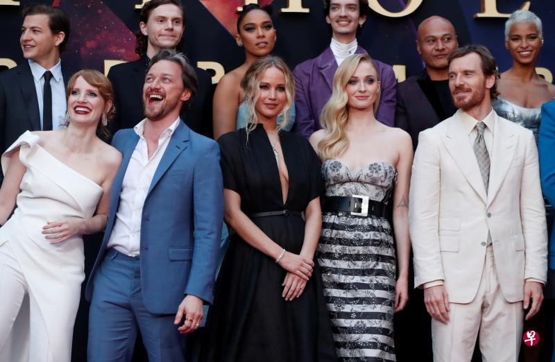 《X战警:黑凤凰》主要演员合照,珍妮佛劳伦丝(前排中)的妖后角色牺牲,成为电影剧情转折的关键。(路透社) 《X战警:黑凤凰》主要演员合照,珍妮佛劳伦丝(前排中)的妖后角色牺牲,成为电影剧情转折的关键。(路透社)