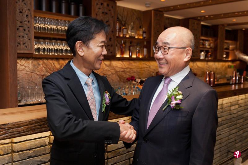 面包物语集团主席郭明忠(左)和台湾鼎泰丰董事长杨纪华不但同年,也是亦师亦友的合作伙伴。(面包物语提供) 面包物语集团主席郭明忠(左)和台湾鼎泰丰董事长杨纪华不但同年,也是亦师亦友的合作伙伴。(面包物语提供)