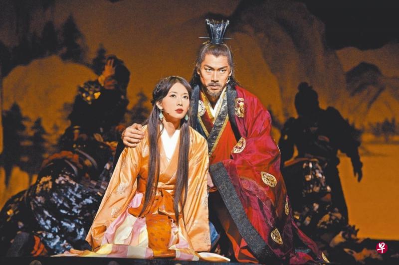 林志玲(左)与Akira 2011年合演日本舞台剧《赤壁,爱》。 林志玲(左)与Akira 2011年合演日本舞台剧《赤壁,爱》。