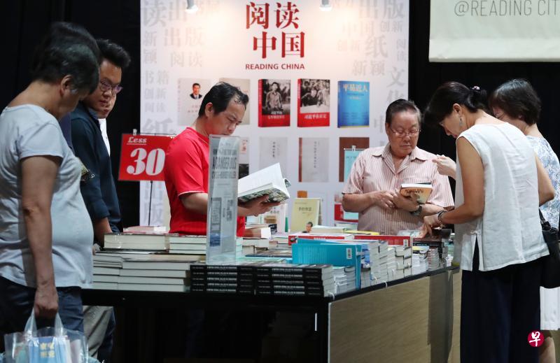 外地书商带来了本地一般不会售卖的书籍,为本地读者提供了更多选择,让读者扩展视野。(陈来福摄) 外地书商带来了本地一般不会售卖的书籍,为本地读者提供了更多选择,让读者扩展视野。(陈来福摄)