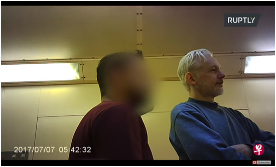 正在交谈的阿桑奇(右)看上去明显变瘦了。(Ruptly视频截图) 正在交谈的阿桑奇(右)看上去明显变瘦了。(Ruptly视频截图)