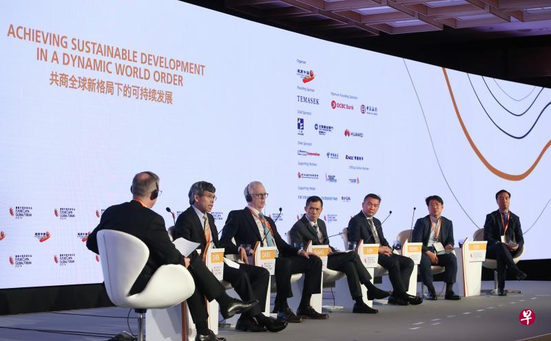 主持人越霈力(法新社北京分社社长,左起)、陈卫东(中国银行国际金融研究所所长)、戴维斯(芝加哥大学商学院教授)、张徐民(中国驻新加坡大使馆公使衔参赞)、罗文才、成政珉(麦肯锡全球研究院中国副院长),以及施能自(德勤中国华北区主管合伙人)昨天上午参与了开幕主题的讨论。(叶振忠摄) 主持人越霈力(法新社北京分社社长,左起)、陈卫东(中国银行国际金融研究所所长)、戴维斯(芝加哥大学商学院教授)、张徐民(中国驻新加坡大使馆公使衔参赞)、罗文才、成政珉(麦肯锡全球研究院中国副院长),以及施能自(德勤中国华北区主管合伙人)昨天上午参与了开幕主题的讨论。(叶振忠摄)