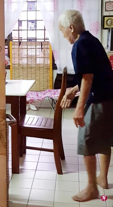 阿嬷的手提包就搁在餐桌椅上,结果清洁工闯入偷走。(蔡振鸿摄) 阿嬷的手提包就搁在餐桌椅上,结果清洁工闯入偷走。(蔡振鸿摄)