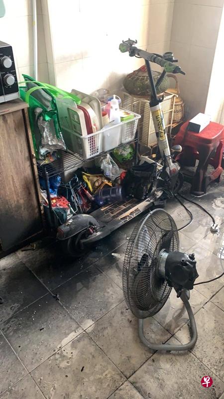 马林台第52座组屋的一间13楼单位发生涉及个人代步工具的火患。(取自民防部队面簿) 马林台第52座组屋的一间13楼单位发生涉及个人代步工具的火患。(取自民防部队面簿)