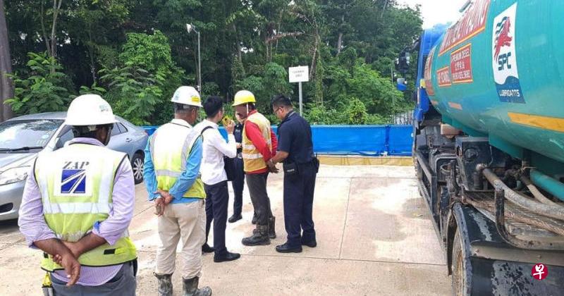 油槽车司机因“偷吃油表”触犯诈欺罪,当场被捕。(取自面簿) 油槽车司机因“偷吃油表”触犯诈欺罪,当场被捕。(取自面簿)
