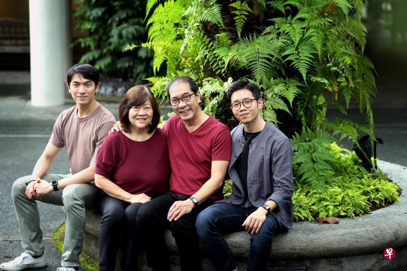 黄德文(左起)、蔡月芬、黄瑞鹏、黄德融,一家四口,都是好舞之人。 黄德文(左起)、蔡月芬、黄瑞鹏、黄德融,一家四口,都是好舞之人。