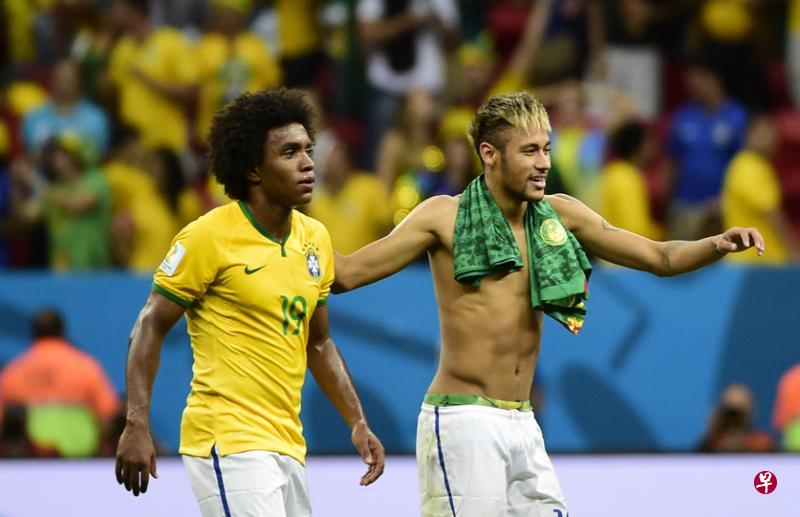 威廉(左)将取代内马尔(右),出战本届美洲杯赛。(法新社) 威廉(左)将取代内马尔(右),出战本届美洲杯赛。(法新社)