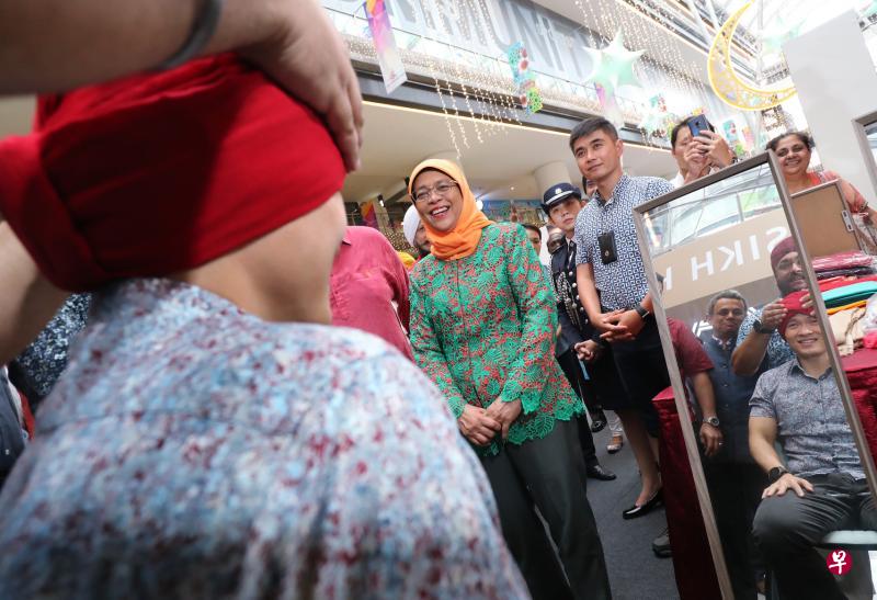 昨天在锡克文化遗产日开幕礼过后,一名锡克族同胞为东北区市长朱倍庆戴头巾,哈莉玛总统(左二)在一旁观看。(陈来福摄) 昨天在锡克文化遗产日开幕礼过后,一名锡克族同胞为东北区市长朱倍庆戴头巾,哈莉玛总统(左二)在一旁观看。(陈来福摄)